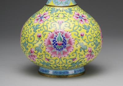 图片[2]-Painted enamel long neck vase with floral decor, Qing dynasty, Yongzheng reign (1723-1735)-China Archive